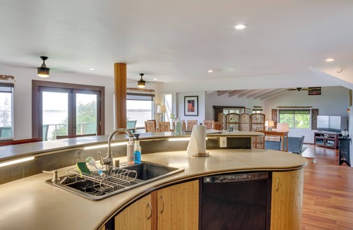 Hilo Cottage | Hilo Home w/Private Deck + Stunning Ocean Views!