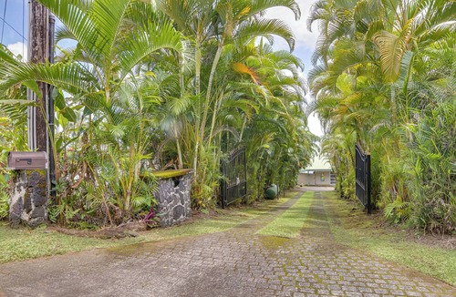 Hilo Cottage | Hilo Home w/Private Deck + Stunning Ocean Views!