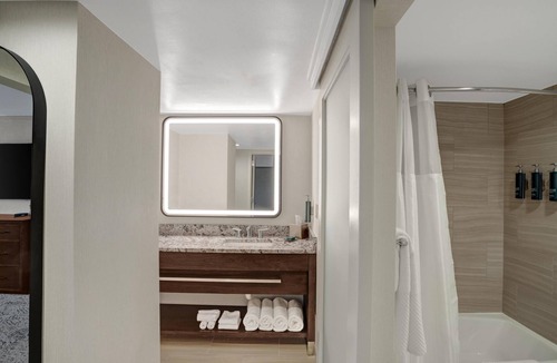 Crystal City Hotel | Hilton Arlington National Landing