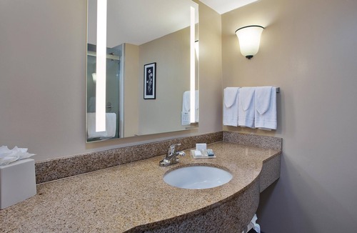 Greenbrier East Hotel | Hilton Garden Inn Chesapeake/Greenbrier