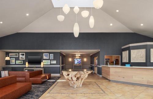 Colgate Hotel | Hilton Garden Inn Milwaukee Northwest Conference Center