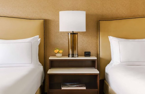 Phoenix Hotel | Hilton Phoenix Airport, Standard 2 Queens, Free Shuttle & Outdoor Pool