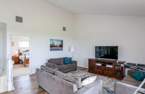 Nangkita House | Hindmarsh Hideaway - Waterfront Pet-friendly Living with Private Jetty