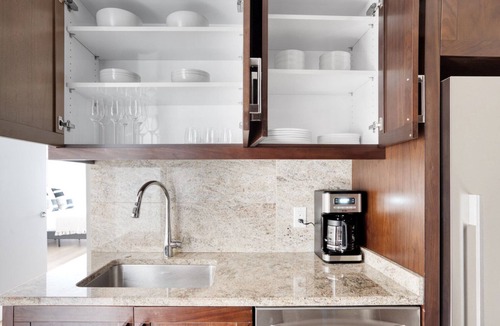 Back Bay East Apartment | Hip Back Bay Studio w/W/D, Gym & Roof, nr Copley Sq, by Blueground
