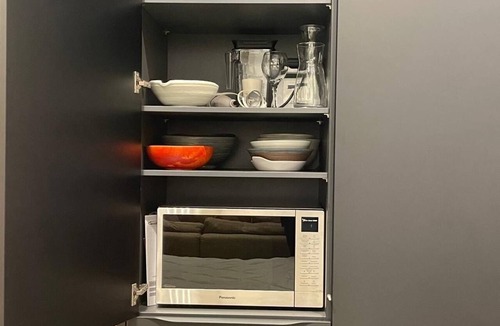 West Bellevue Apartment | Hip Modern Studio in serene central Bellevue with AC, WiFi, Kitchen, TV