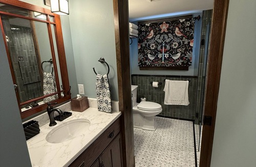 Middleton Apartment | Historic 2BR Craftsman Near University Ave – Quiet & Walkable
