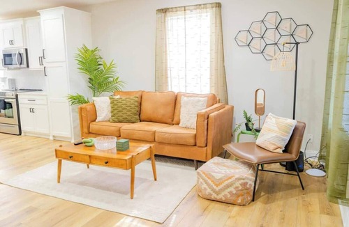 Columbia House | Historic 4 BDRM Duplex | Sleeps 10! Walkable to DT