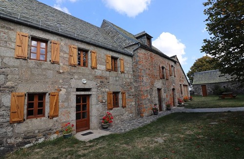 La Trinitat Cottage | Historic 4-bedroom house with fireplace, enclosed garden and pets allowed