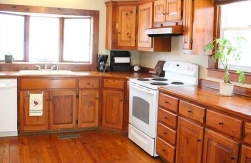 Hamptonville House | Historic 5 Bedroom Farmhouse in Wine Country