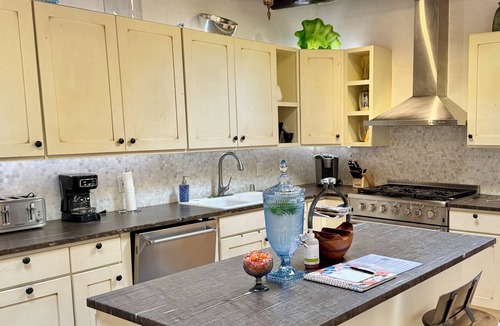 Northeast Santa Fe House | Historic adobe Downtown Compound for Large Groups, Walk to Plaza