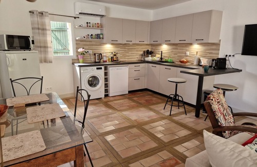 Alignan-du-Vent Apartment | Historic ambience in an ideal location between the beaches and the Cévennes