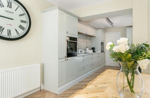 Cirencester House | Historic Barber Shop, Parking, Garden, Town Centre