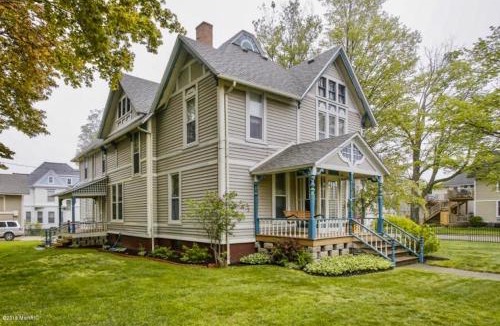 South Haven House | Historic Beach House 2 Blocks to Beach/Downtown w/Pool, Firepit, 7 BRs