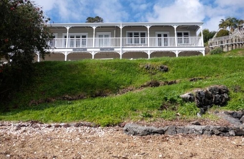 Opua Apartment | Historic Beachfront Haven – Restful, Charming, Unbeatable Views (Flat 5)