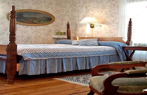 Harvey Cabin | Historic Bed and Breakfast Accommodation near Hopewell Cape, New Brunswick