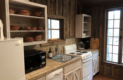 Washington Cabin | Historic Bliss Kingbed near crater of diamonds