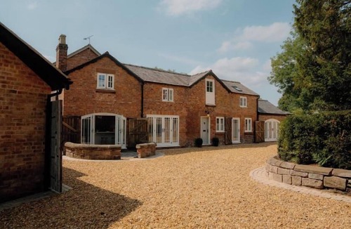 Bunbury House | Historic building offers an inviting retreat with its charming blend of comfort and elegance, sleeping 10 guests