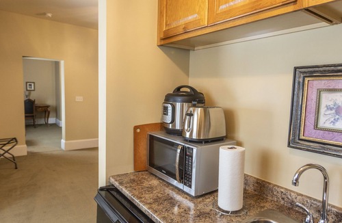 Glendale House | Historic Building Suite @ Glendale -King Bed-Wifi