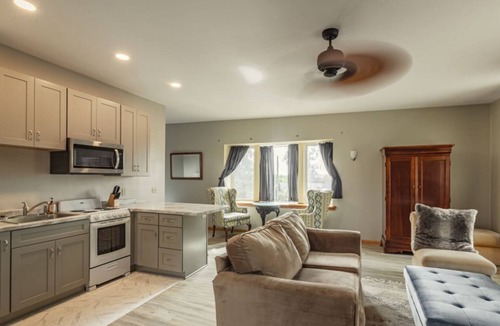 De Soto Apartment | Historic building with comfortable rooms in De Soto