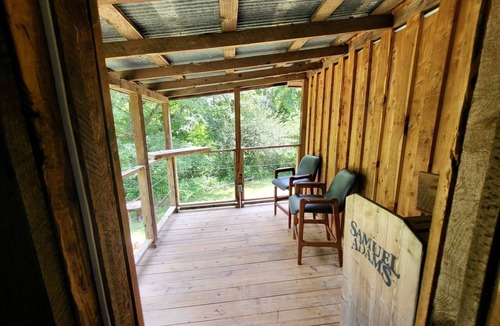 Compton Cabin | Historic Cabin Ideal for a Rustic Getaway in Compton, Arkansas