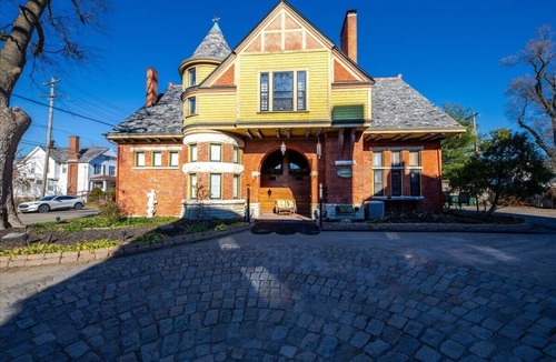 Lindenwald Apartment | Historic Carriage House: Unique Stay in the Heart of Hamilton