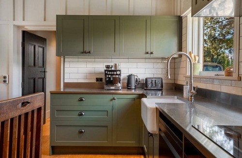 Earnscleugh House | Historic Castle Coach House – Trail & Wineries