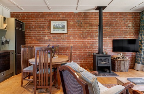 Earnscleugh House | Historic Castle Coach House – Trail & Wineries