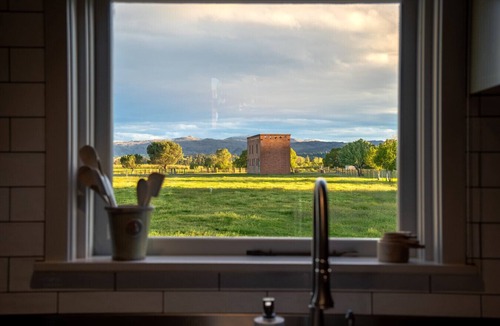 Earnscleugh House | Historic Castle Coach House – Trail & Wineries