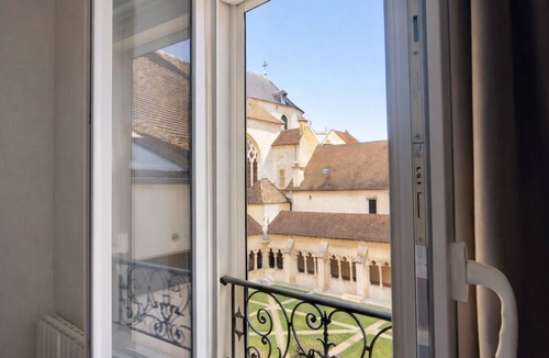 Centre Apartment | Historic center Chalon s/Saône - View of the St-Vincent cloister - 2 hp - 6 people