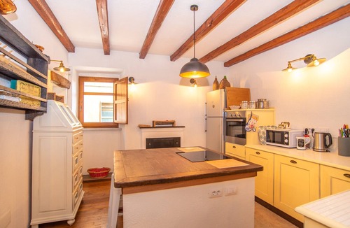 Ala Dei Sardi House | Historic, Centrally Located Holiday Home with Wi-Fi and Fireplace