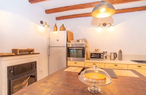 Ala Dei Sardi House | Historic, Centrally Located Holiday Home with Wi-Fi and Fireplace