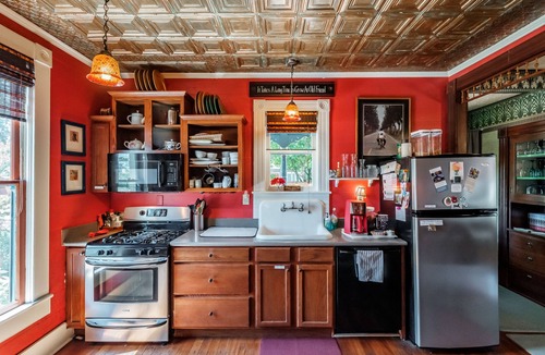 Monmouth House | Historic & Charming Home In Willamette Valley Wine Country - 1 Block from WOU