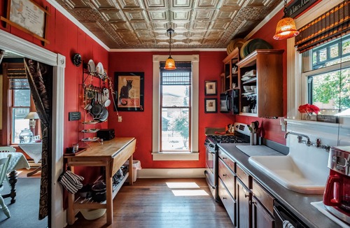 Monmouth House | Historic & Charming Home In Willamette Valley Wine Country - 1 Block from WOU
