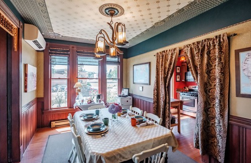 Monmouth House | Historic & Charming Home In Willamette Valley Wine Country - 1 Block from WOU