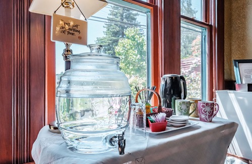 Monmouth House | Historic & Charming Home In Willamette Valley Wine Country - 1 Block from WOU