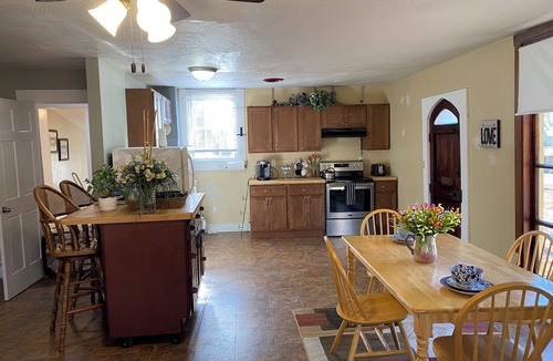 Springfield House | Historic Charming private 1-BR Cottage in Springfield Tucked away in the Trees!