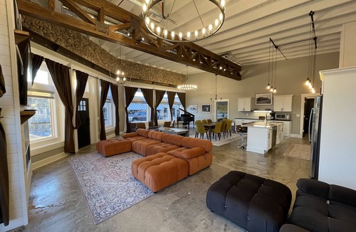 Mountain Home Apartment | Historic Chevy 3 br/3.5 bth downtown square
