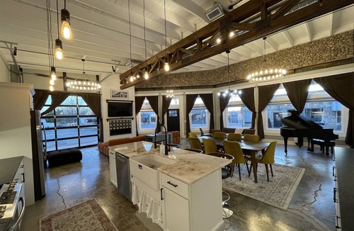 Mountain Home Apartment | Historic Chevy 3 br/3.5 bth downtown square