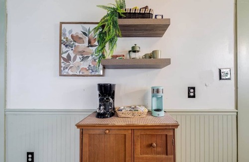 Brunswick House | Historic Colonial Retreat in Downtown Brunswick