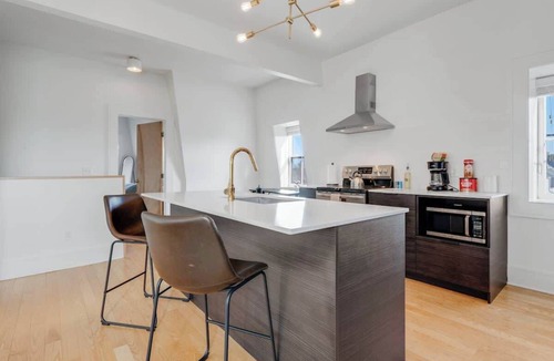 Corn Hill Apartment | Historic Cornhill 2 bedroom (King/Queen) Walkable