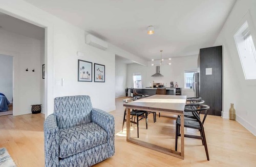 Corn Hill Apartment | Historic Cornhill 2 bedroom (King/Queen) Walkable