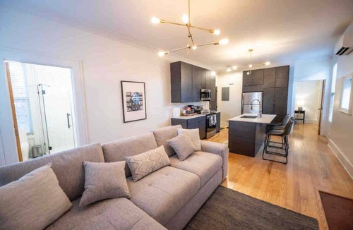 Corn Hill Apartment | Historic Cornhill King bed-Walkable