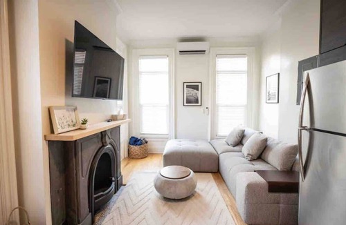 Corn Hill Apartment | Historic Cornhill King bed - Long Stays