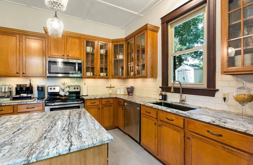 Augusta House | Historic Craftsman Hot Tub Walk to Wineries Katy Trail Sleeps 8