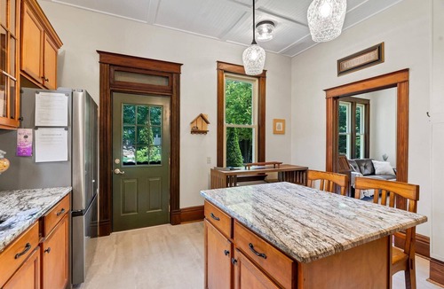 Augusta House | Historic Craftsman Hot Tub Walk to Wineries Katy Trail Sleeps 8