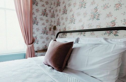 Hermann Bed & Breakfast | Historic District - Vintage Charm - Imy Suite