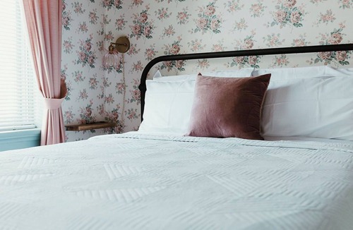 Hermann Bed & Breakfast | Historic District - Vintage Charm - Imy Suite