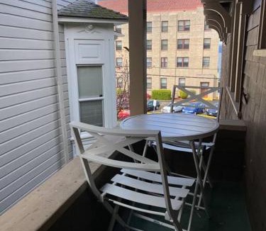 Astoria Apartment | Historic Downtown Flat, #3