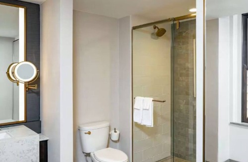 Downtown Des Moines Hotel | Historic Downtown Hotel Near Wells Fargo Arena, Dining, and Entertainment