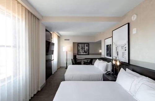 Downtown Des Moines Hotel | Historic Downtown Hotel Near Wells Fargo Arena, Dining, and Entertainment